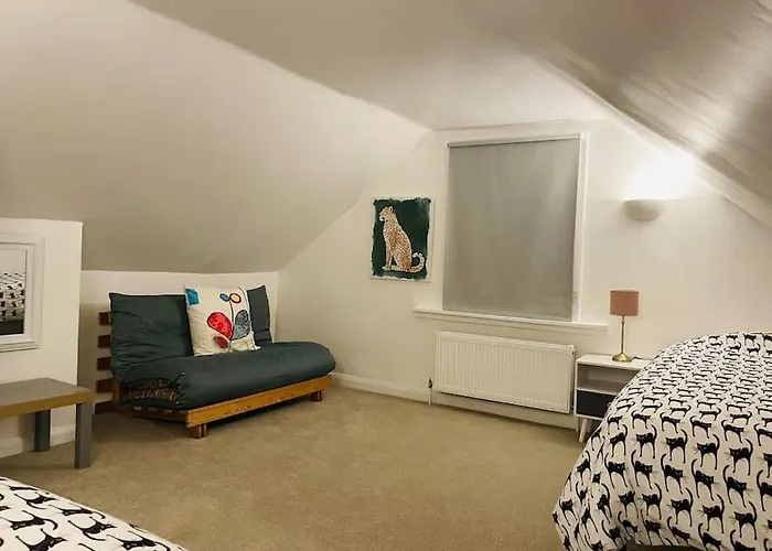 Stylish & Spacious 2 Storey, 3 Bed Apartment