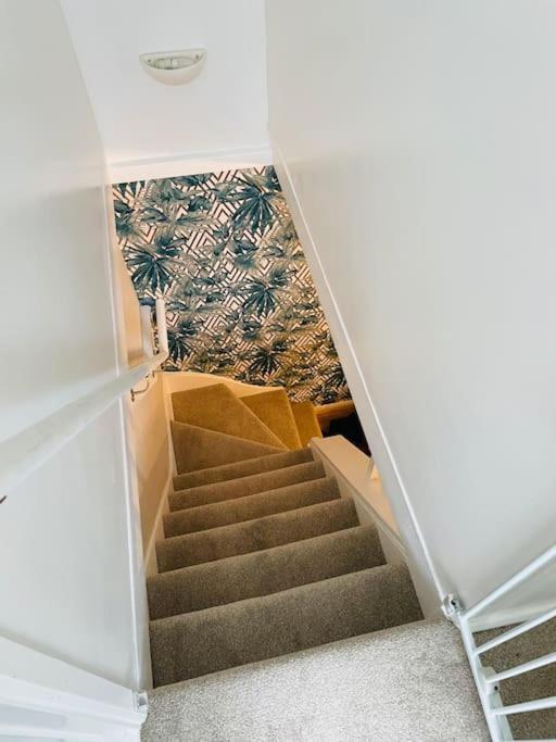 Stylish & Spacious 2 Storey, 3 Bed Gravesend